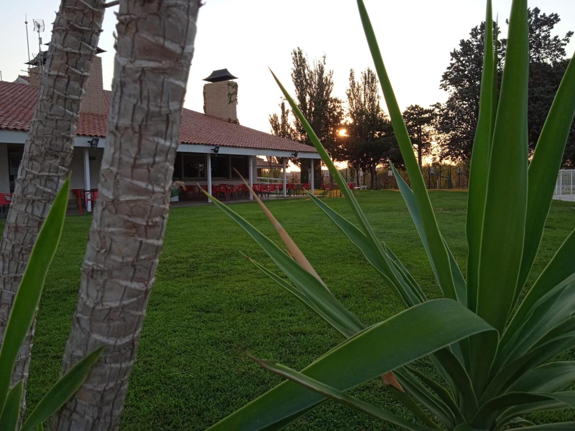 Albergue Zaragoza Camping Bagian luar foto